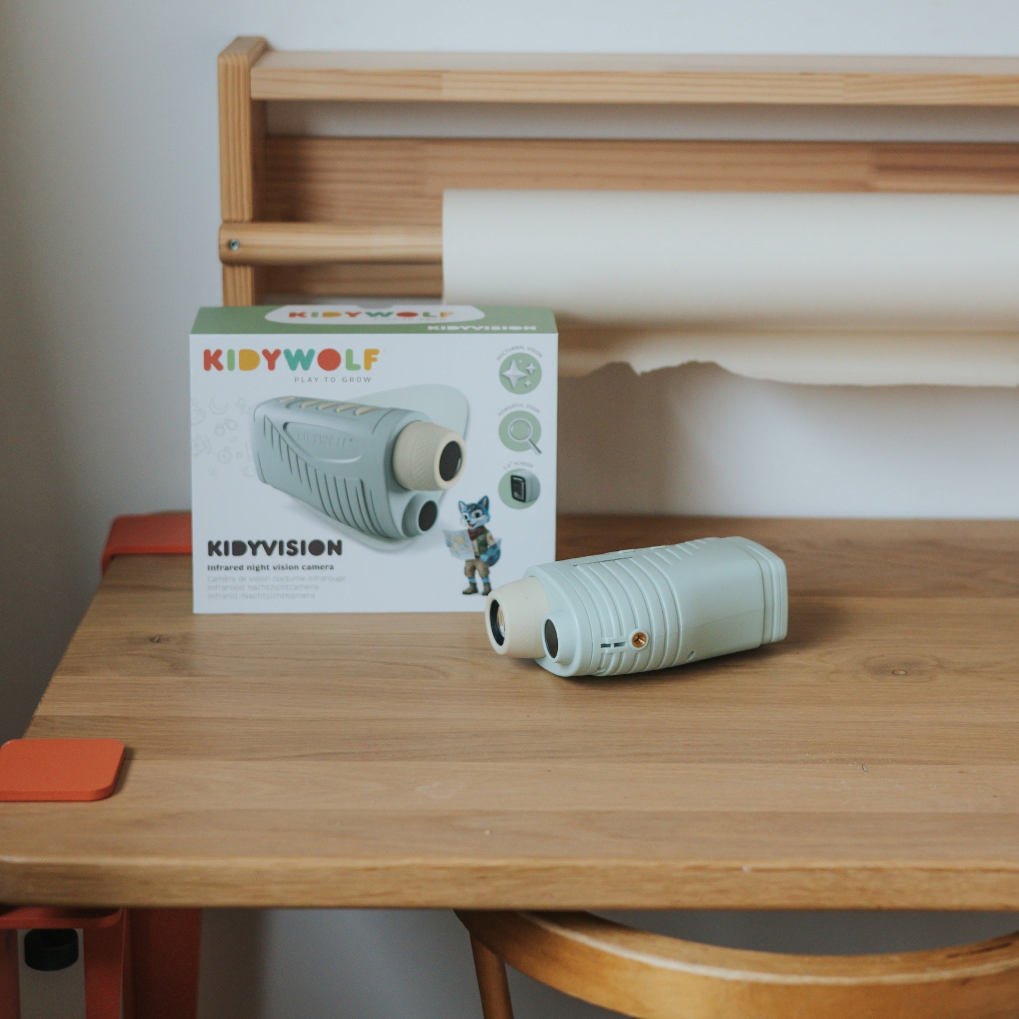 Children's望远镜和KIDYWOLF品牌包装盒放在木制桌子上