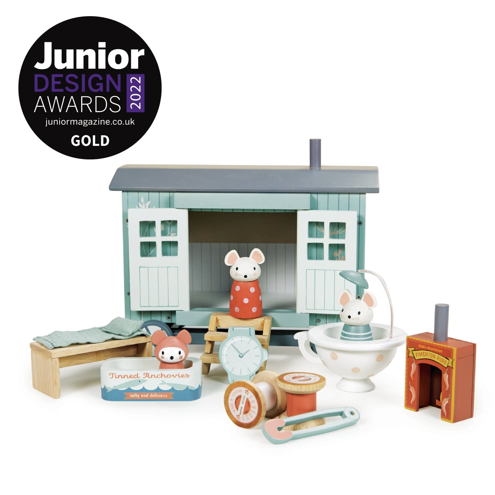 Toy cabin set with animals and furniture, featuring Junior Design Awards 2022 Gold badge.